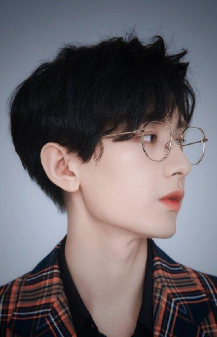 當成毅戴上眼鏡,呆萌小學生秒變斯文敗類